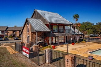 Villas de Sendero in San Antonio, TX - Building Photo - Building Photo