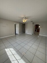 303 Azincourt Ln, Unit Unit B in Kissimmee, FL - Building Photo - Building Photo