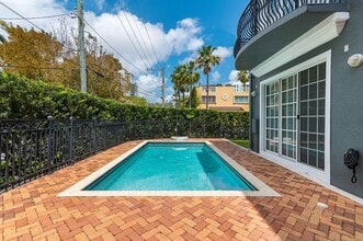 486 SW 5th St in Fort Lauderdale, FL - Foto de edificio - Building Photo