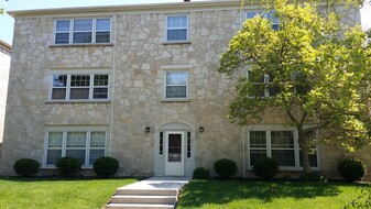 4244 N Wilson Dr in Shorewood, WI - Building Photo