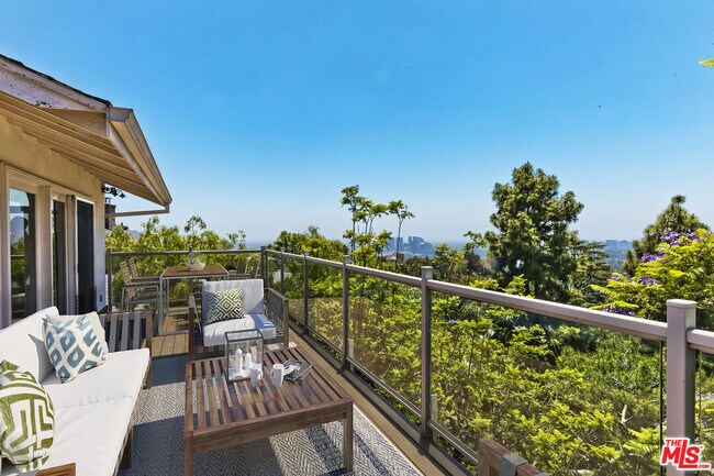 9354 Claircrest Dr in Beverly Hills, CA - Building Photo - Building Photo