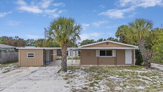1688 Eisenhower Ave in Melbourne, FL - Building Photo