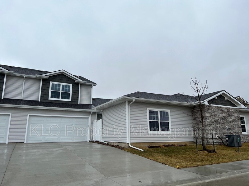 8951 Calpurnia Dr in West Des Moines, IA - Building Photo