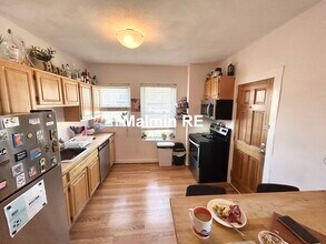 16 Victory Rd, Unit #1 in Boston, MA - Foto de edificio - Building Photo