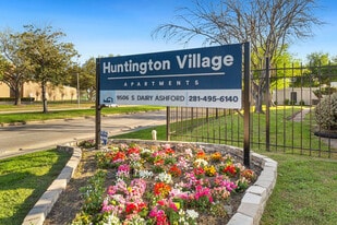 Huntington Village And Cambridge Crossing in Houston, TX - Building Photo