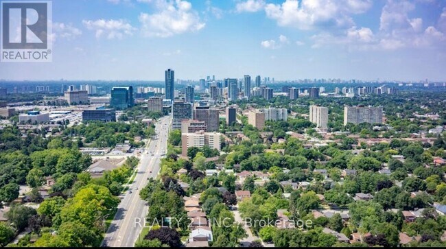 3270 Sheppard Ave E in Toronto, ON - Building Photo - Building Photo
