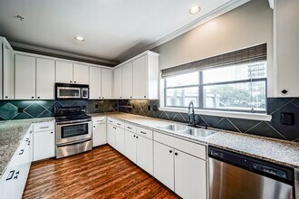 17 Waugh Dr in Houston, TX - Building Photo - Building Photo