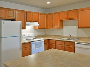 Grand Bend Club Apartments in Grand Blanc, MI - Building Photo - Building Photo