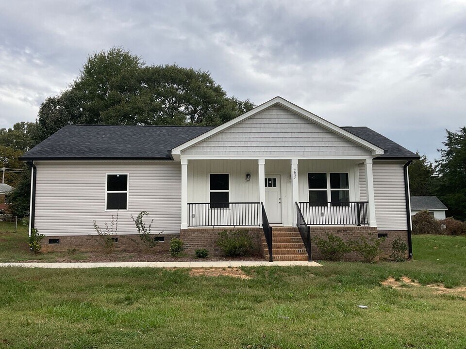 2037 Powerline Dr in Gastonia, NC - Building Photo