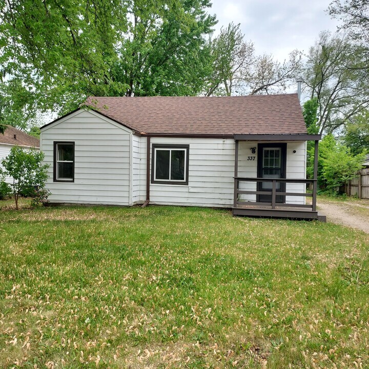 337 E Greenview Ave in Machesney Park, IL - Foto de edificio