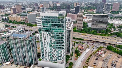 4521 San Felipe St in Houston, TX - Foto de edificio - Building Photo