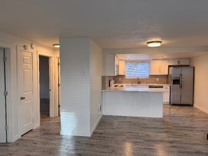 13731 32nd Ave NE in Seattle, WA - Foto de edificio - Building Photo