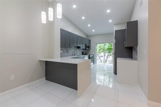 6990 NW 179th St in Hialeah, FL - Building Photo - Building Photo