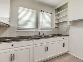 928 N Locust Ln in Midwest City, OK - Building Photo - Building Photo