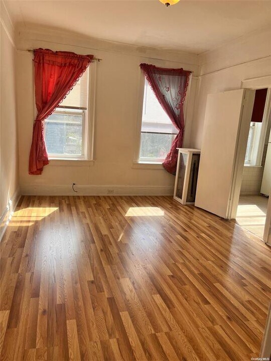 8720 Jamaica Ave in Queens, NY - Building Photo