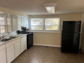 929 Greenbrier Rd in Dekalb, IL - Building Photo - Building Photo