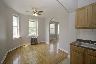 1357 W Estes Ave-Unit -# M1 in Chicago, IL - Building Photo - Building Photo