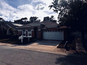 14996 Hidden Oaks Cir in Clearwater, FL - Building Photo - Building Photo