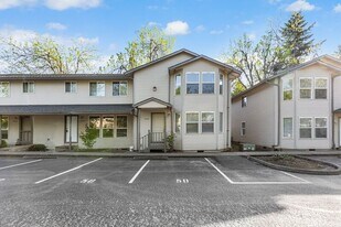 17450 SE 82nd Dr in Clackamas, OR - Building Photo