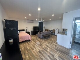 22602 Hatteras St in Los Angeles, CA - Building Photo