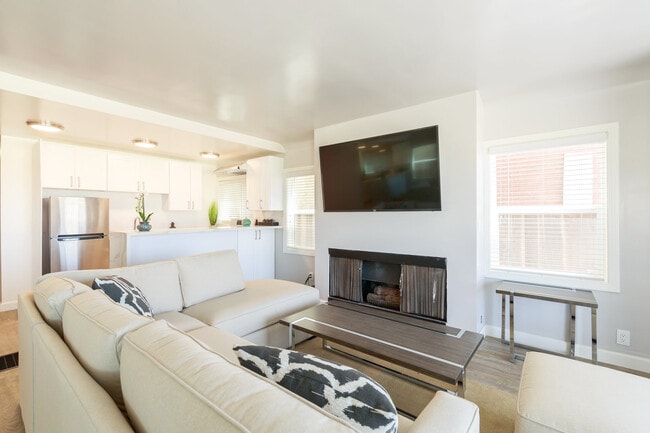 1836 THE STRAND, HERMOSA in Hermosa Beach, CA - Building Photo - Interior Photo