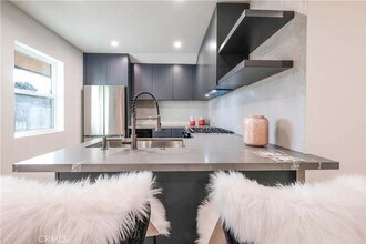 18850 Collins St in Los Angeles, CA - Building Photo - Building Photo