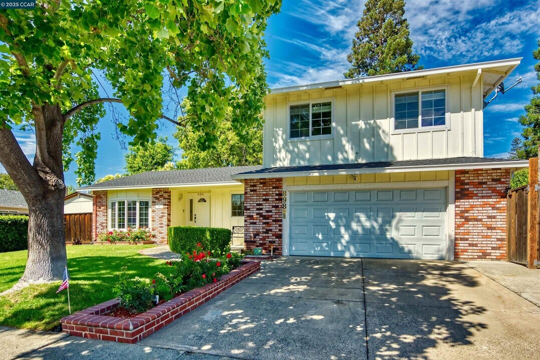 898 Luxury Dr in Concord, CA - Building Photo