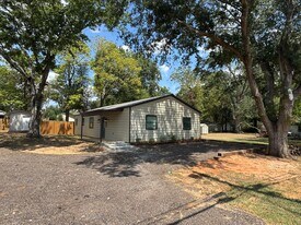 410 W Front St in Hawkins, TX - Building Photo