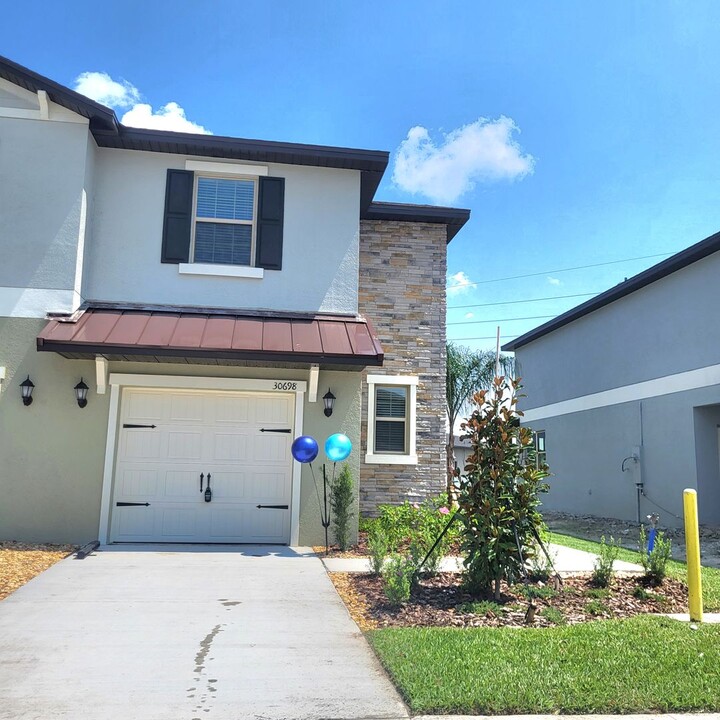 30698 Veridian Wy in Wesley Chapel, FL - Building Photo