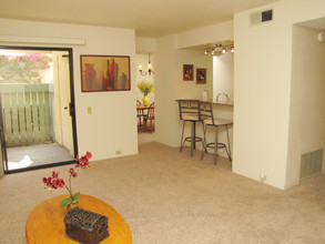 Oakbrook Apartments in Modesto, CA - Building Photo - Building Photo