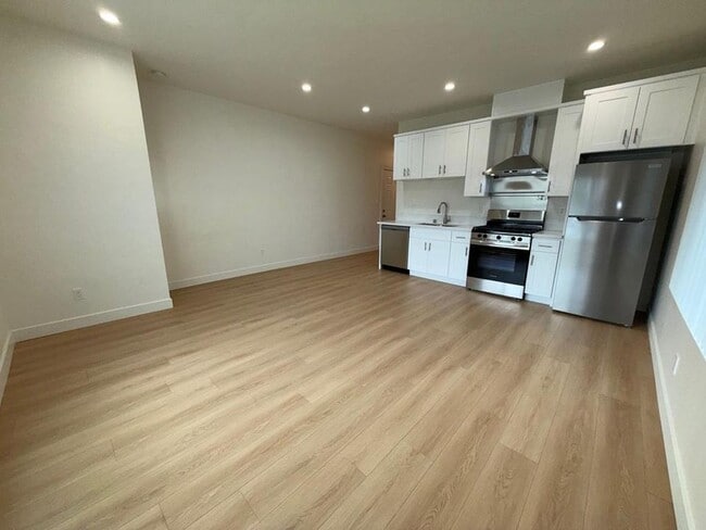 property at 1327 N Kingsley Dr