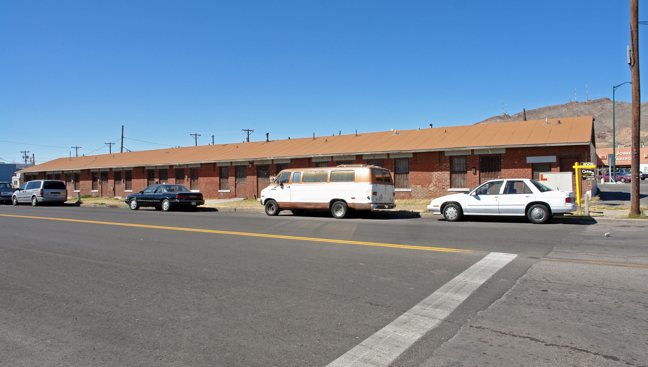 2401 Bassett Ave in El Paso, TX - Foto de edificio