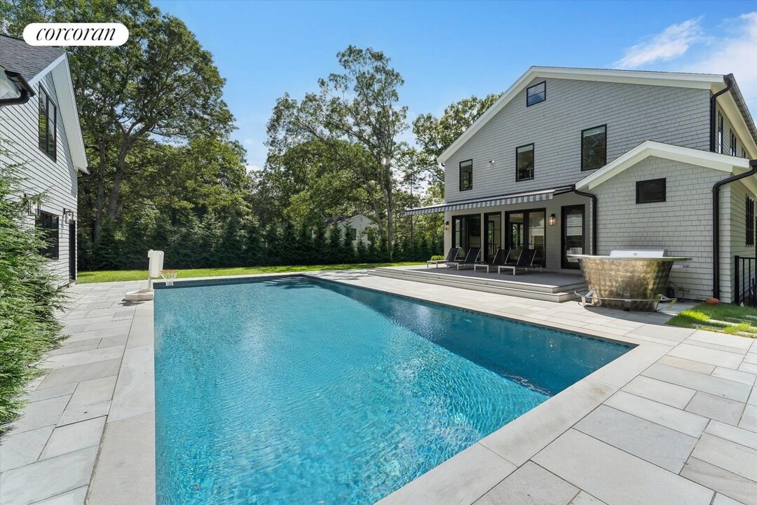 12 Old Main Rd in Quogue, NY - Building Photo