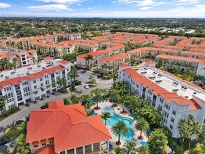 10170 SW 7th St, Unit 24-402 in Pembroke Pines, FL - Building Photo - Building Photo