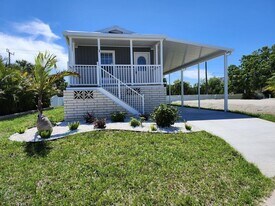 1 Flamboyant St in Nokomis, FL - Building Photo