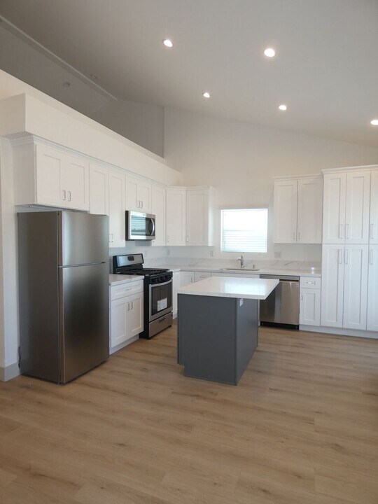 830 E New York St in Long Beach, CA - Building Photo