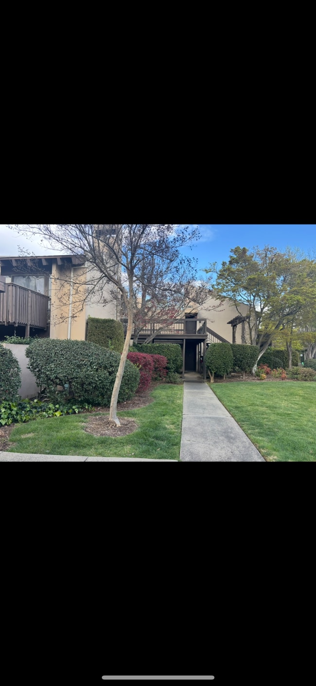 2292 Woodside Ln, Unit 16 in Sacramento, CA - Foto de edificio - Building Photo