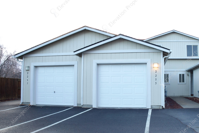 2257 SW Timber Ave in Redmond, OR - Building Photo - Building Photo