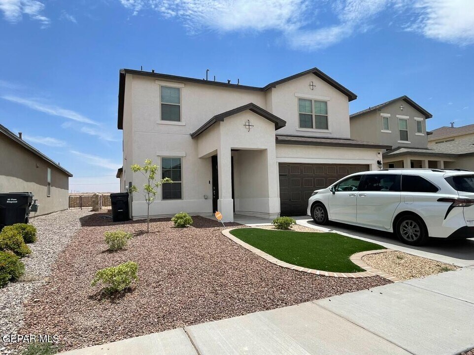 1684 Sam Dominguez in El Paso, TX - Building Photo