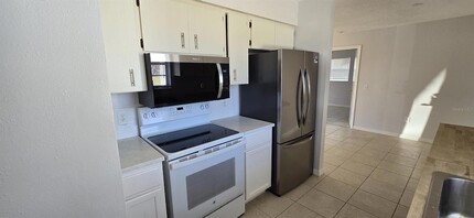 6974 Spinnaker Blvd in Englewood, FL - Building Photo - Building Photo