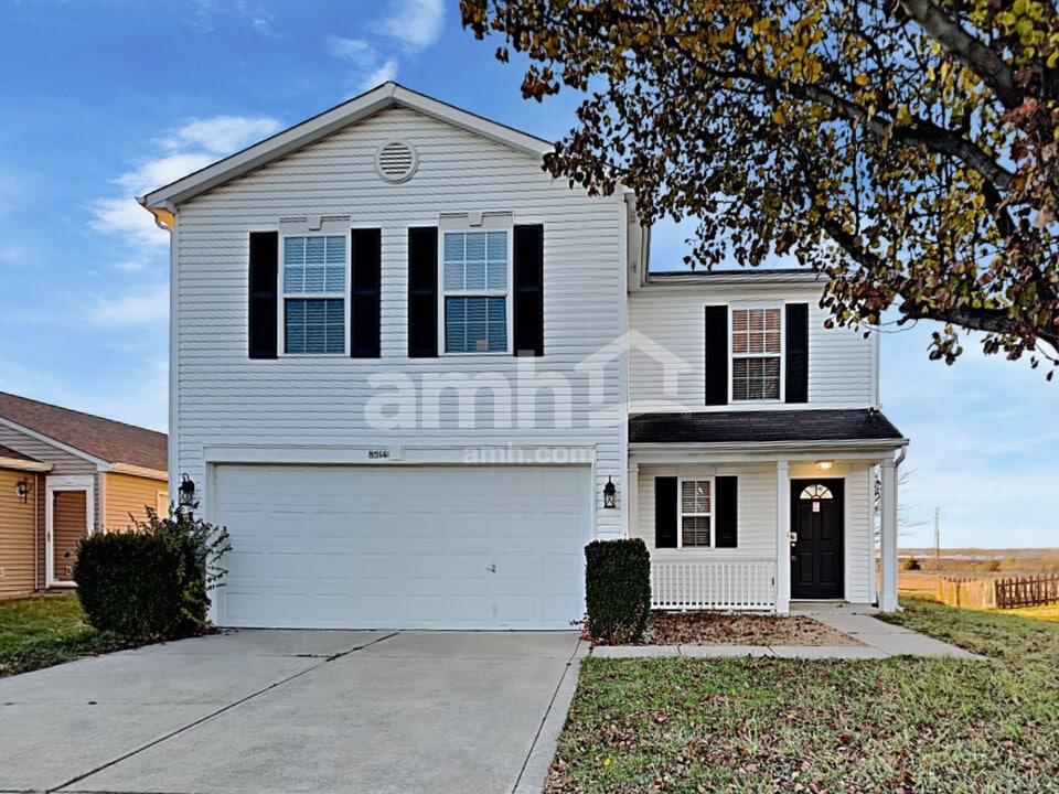 8514 Bluff Point Dr in Camby, IN - Building Photo