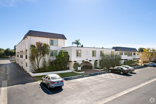 520 E Daily Dr in Camarillo, CA - Building Photo - Building Photo