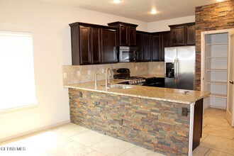 13832 Hollywood in Horizon City, TX - Building Photo - Building Photo