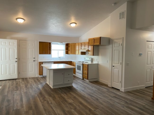 1218 Southwest Dr in Tooele, UT - Building Photo - Building Photo