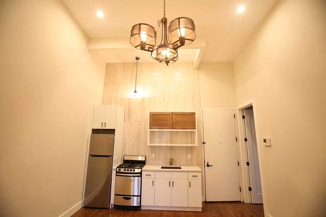 565 Evergreen Ave-Unit -3FF in Brooklyn, NY - Building Photo