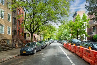 592 Leonard St in Brooklyn, NY - Foto de edificio - Building Photo