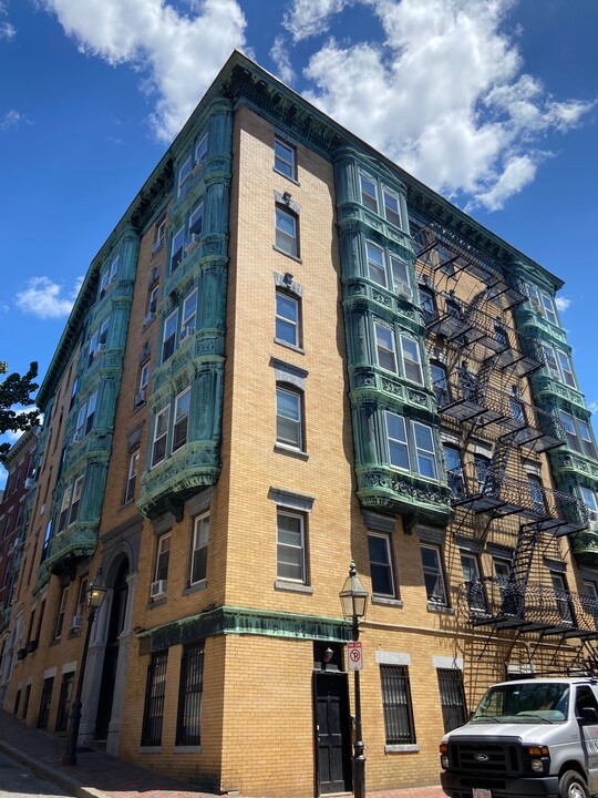 106 Myrtle St, Unit A in Boston, MA - Building Photo