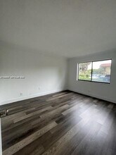 321 Lakeview Dr in Weston, FL - Building Photo - Building Photo