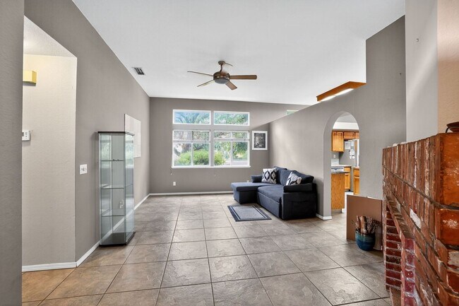 680 Canyon Creek Way in Galt, CA - Building Photo - Building Photo