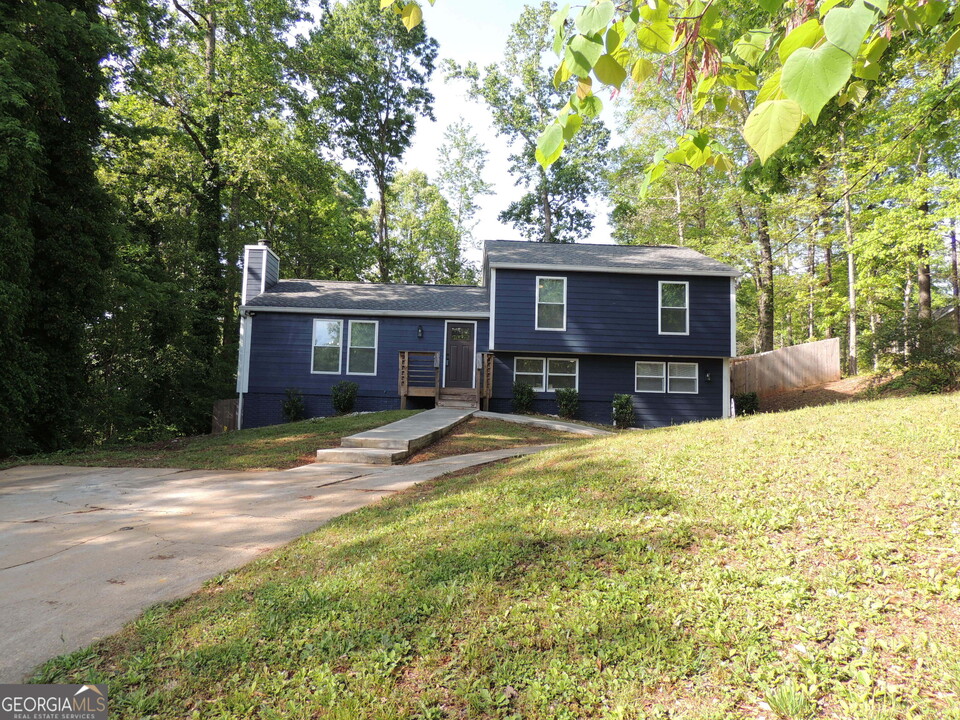 851 Bridgewater Ct in Stone Mountain, GA - Foto de edificio